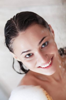 Genç beautyful kadın banyoda duş altında.