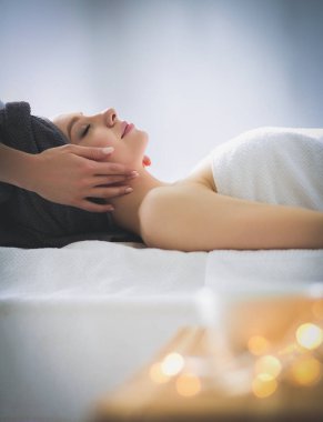 Masaj masasında uzanmış gözleri kapalı rahatlayan genç bir kadın. - Kadın. Spa salonu
