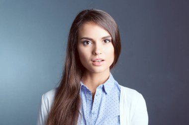 Esmer arka planda bir iş kadınının portresi. Gülümseyen kadın. Bir kadın portresi