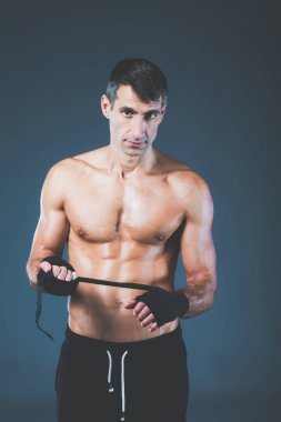 yarı çıplak boksör kaydırma el portresi. Kişisel fitness eğitmeni. Kişisel eğitim.