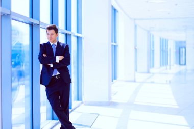 Arka ofiste genç işadamı portresi. Genç işadamı portresi