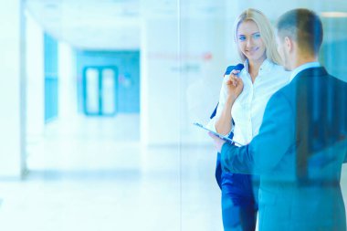 Başarılı iş takım ayakta Office gülümseyerek. iş