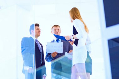 Arka planda meslektaşları olan genç iş adamının portresi. Genç iş adamının portresi.