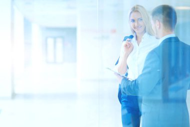 Başarılı iş takım ayakta Office gülümseyerek. iş