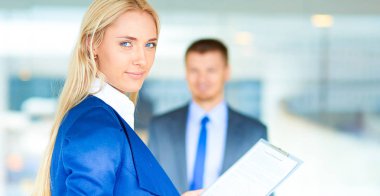 Birbirleri ile el sıkışan iki başarılı iş adamları. İki başarılı iş adamları