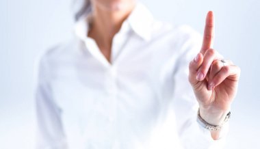 Kadın parmaklarıyla hayali bir ekrana dokunuyor.