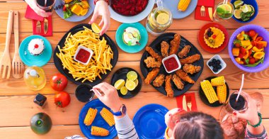 Üstten Görünüm grup yemek yiyorsunuz tahta masada otururken insan