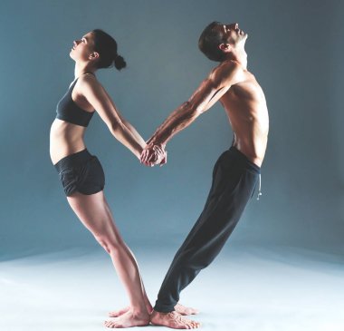 Genç çift Acro yoga mat Studio birlikte uygulamak