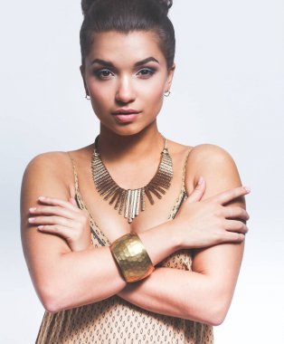 Boncuk ile genç güzel bir esmer kadın