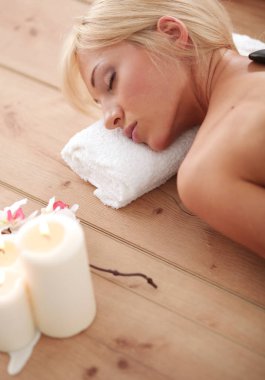 Rahatlatıcı ve spa merkezinde zevk iki genç güzel kadın. İki genç güzel kadın rahatlatıcı