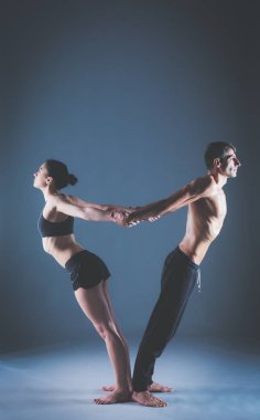 Genç çift Acro yoga mat Studio birlikte uygulamak. Acroyoga. Çift yoga. Ortak yoga.