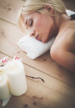 Rahatlatıcı ve spa merkezinde zevk iki genç güzel kadın. İki genç güzel kadın rahatlatıcı