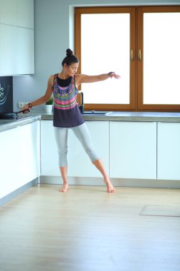 Formda ve çekici genç bir kadın sağlıklı yemek hazırlıyor. Kadın.