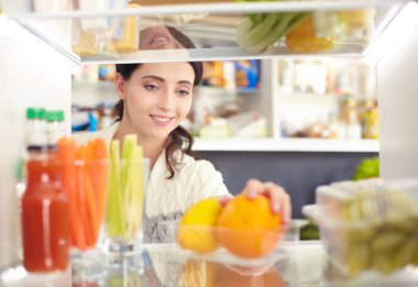 İş kadını ofiste oturan akıllı telefonuyla mesaj gönderiyor.
