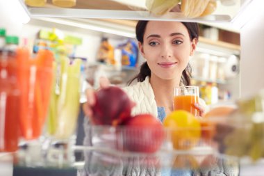 İş kadını ofiste oturan akıllı telefonuyla mesaj gönderiyor.