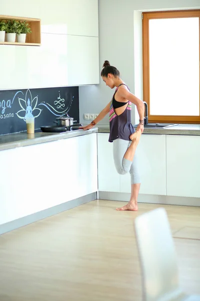 Chica de fitness cocinar alimentos saludables en la cocina. Una mujer. Cocina. Cocinar — Foto de Stock