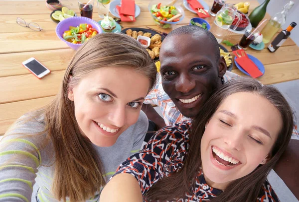 Emberek csoportja szelfizik ebéd közben. Önmagam. Barátok. A barátokat lefényképezik evés közben. — Stock Fotó