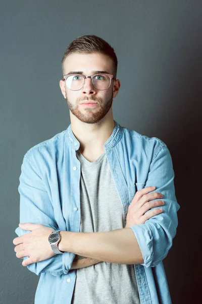 Portrait of a happy casual man standing isolated on a dark background. Handsome male posing. — Stock Photo, Image