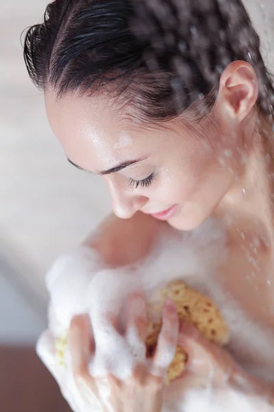 Jovem mulher bonita sob o chuveiro no banheiro . — Fotografia de Stock