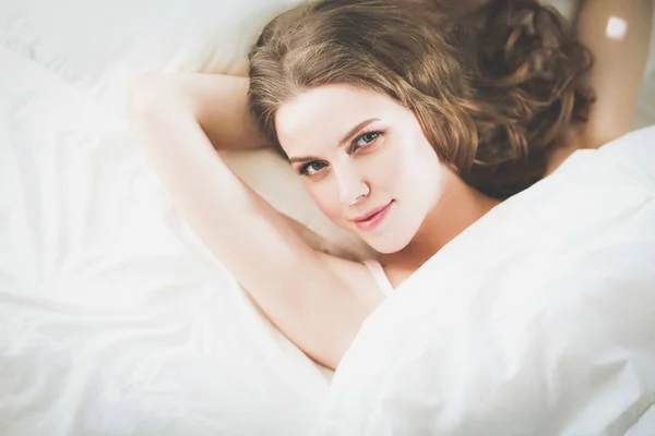 Όμορφη γυναίκα ξαπλωμένη στο κρεβάτι της στο σπίτι. — Φωτογραφία Αρχείου