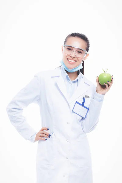 Dentista médico mujer sostiene manzana fresca verde en la mano y cepillo de dientes. Médicos dentistas. Mujeres doctores —  Fotos de Stock