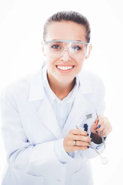 Bela dentista feminina segurando e mostrando uma escova de dentes isolada em um fundo branco. Médico dentista — Fotografia de Stock