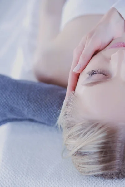 Young woman lying on a massage table,relaxing with eyes closed. Woman. Spa salon — Stock Photo, Image