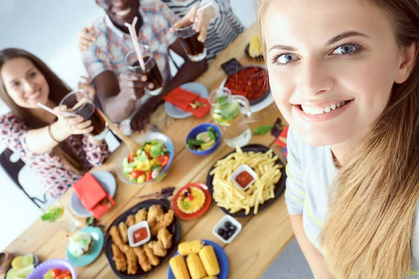 Gruppe von Menschen beim Selfie während des Mittagessens. Selbst. Freunde. Freunde werden zum Essen fotografiert — Stockfoto