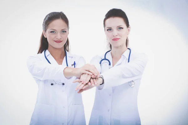 Två unga kvinnliga läkare, stående på sjukhus. Två unga kvinna läkare. — Stockfoto