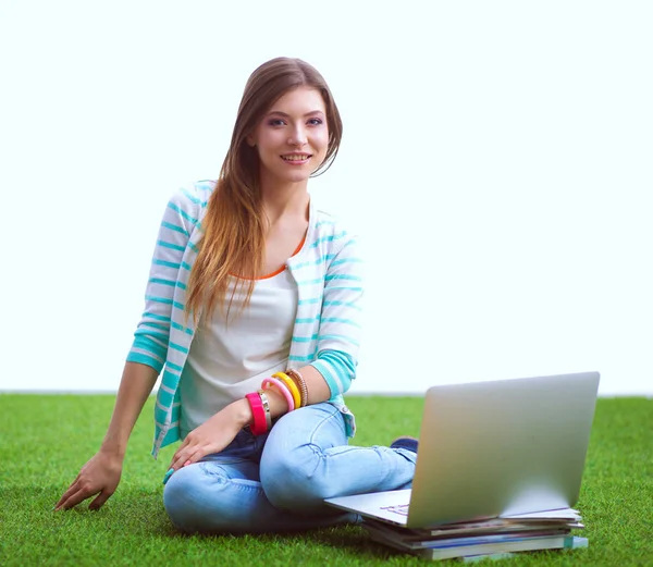 Jovem com laptop sentado na grama verde. Portreit jovem mulher — Fotografia de Stock