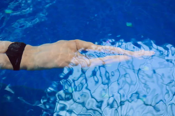 Férfi úszó a medencénél. Víz alatti fotó. Férfi úszó. — Stock Fotó