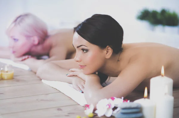 Két fiatal gyönyörű nők pihenés, és élvezi a gyógyfürdőben. Két fiatal, gyönyörű nők pihentető — Stock Fotó