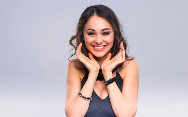 Retrato de una hermosa mujer con collar, aislado sobre fondo gris — Foto de Stock