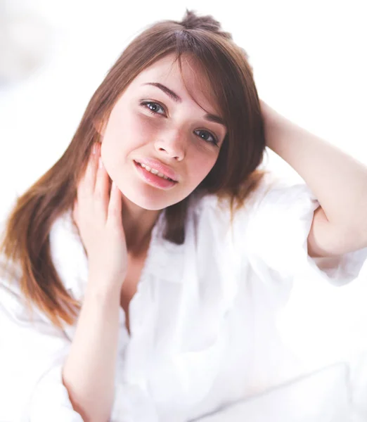 Retrato de hermosa cara de mujer joven. Aislado sobre fondo blanco . —  Fotos de Stock