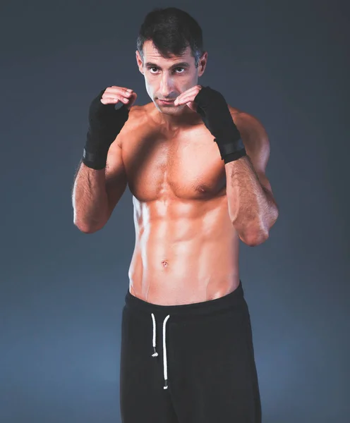 Vista del perfil del joven practicante de boxeo — Foto de Stock