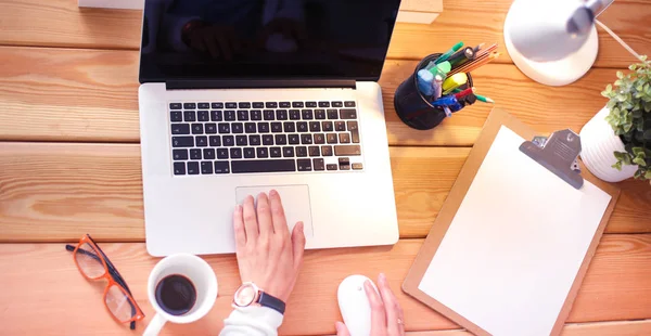 Jonge vrouw werkend zittend aan een bureau. — Stockfoto