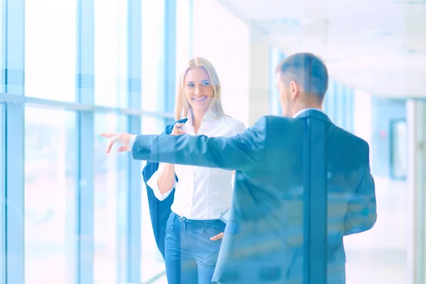 Sorrindo equipe de negócios de sucesso em pé no escritório. negócios — Fotografia de Stock