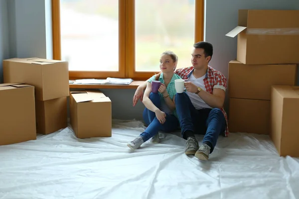 Couple moving in house sitting on the floor. Couple — Stock Photo, Image
