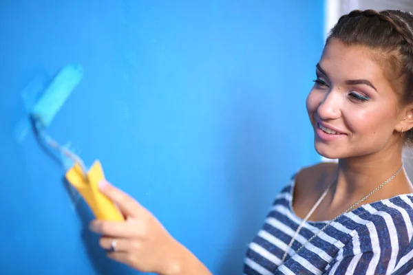 Bella giovane donna che fa pittura murale, in piedi sulla scala. Bella giovane donna — Foto Stock