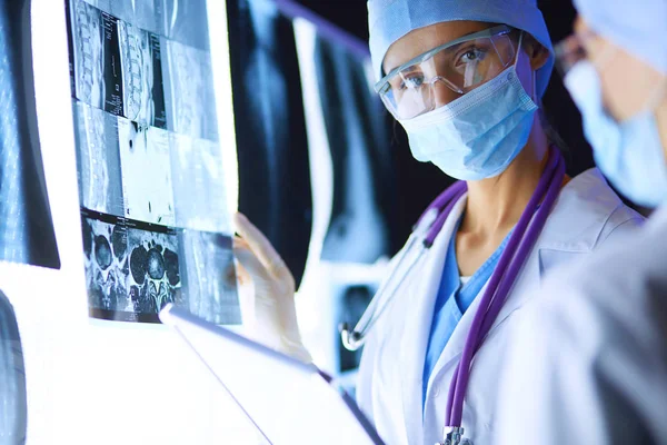 Dvě ženy lékařské lékařky při pohledu na rentgeny v nemocnici. — Stock fotografie