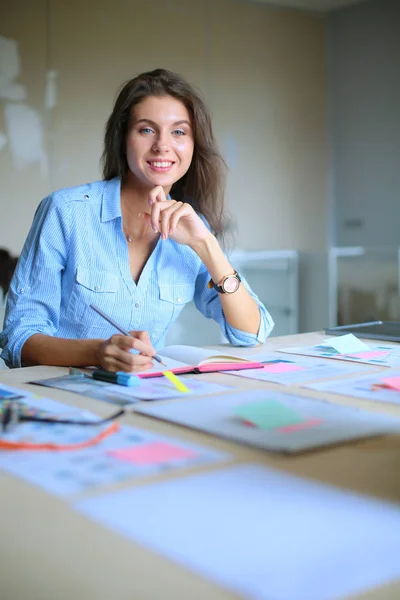 Ung kvinna sitter vid office bord. Ung kvinna. — Stockfoto