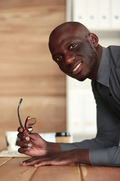 Portret van een knappe jonge zwarte zakenman. — Stockfoto