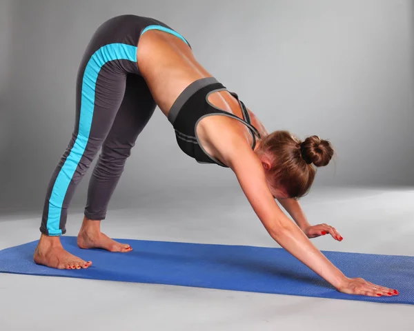 Retrato de una deportista haciendo ejercicio de estiramiento de yoga. yoga — Foto de Stock