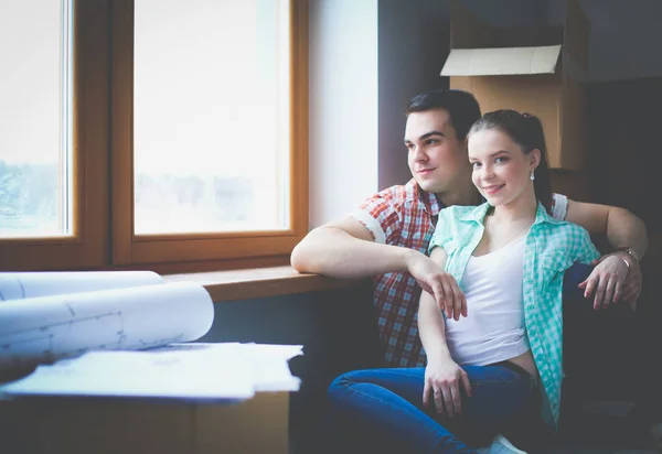 Casal a mudar-se para casa sentado no chão. Casal. — Fotografia de Stock