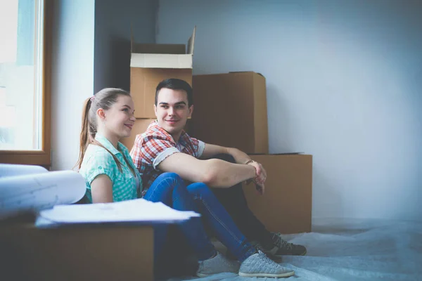 Pareja moviéndose en casa sentada en el suelo. Pareja. —  Fotos de Stock