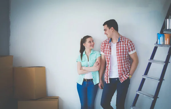 Retrato de um jovem casal a mudar-se para uma nova casa. Casal jovem — Fotografia de Stock