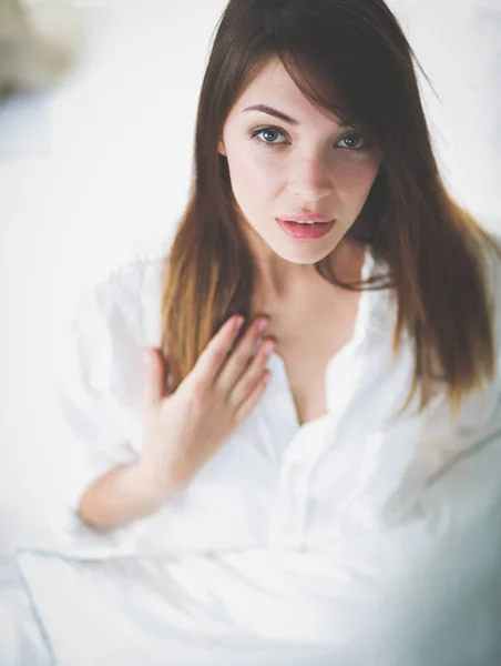 Retrato de belo rosto de mulher jovem. Isolado sobre fundo branco . — Fotografia de Stock