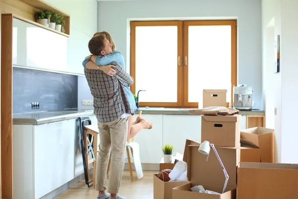 Retrato de una joven pareja mudándose a un nuevo hogar. Pareja joven — Foto de Stock