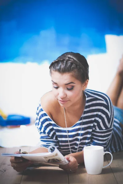 Mooie jonge vrouw doet wandschildering, staande op de ladder. Mooie jonge vrouw — Stockfoto