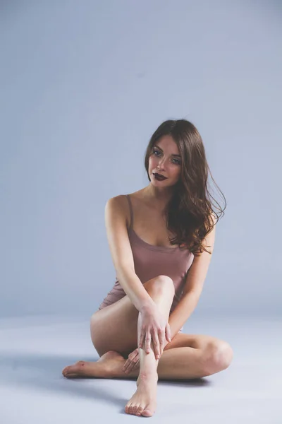 床に座って美しい裸足の女性。裸足美人. — ストック写真